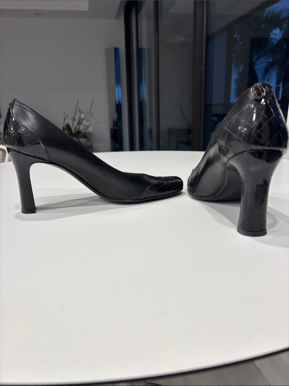 Vintage Chanel pumps Black leather/patent leather. Chanel logo on back of shoe. - Picture 10 of 10